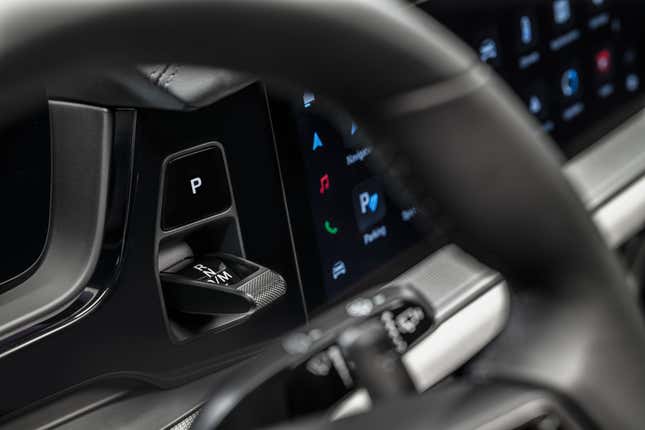 Imagen para el artículo titulado El Porsche Cayenne 2024 les da a todos una pantalla al frente